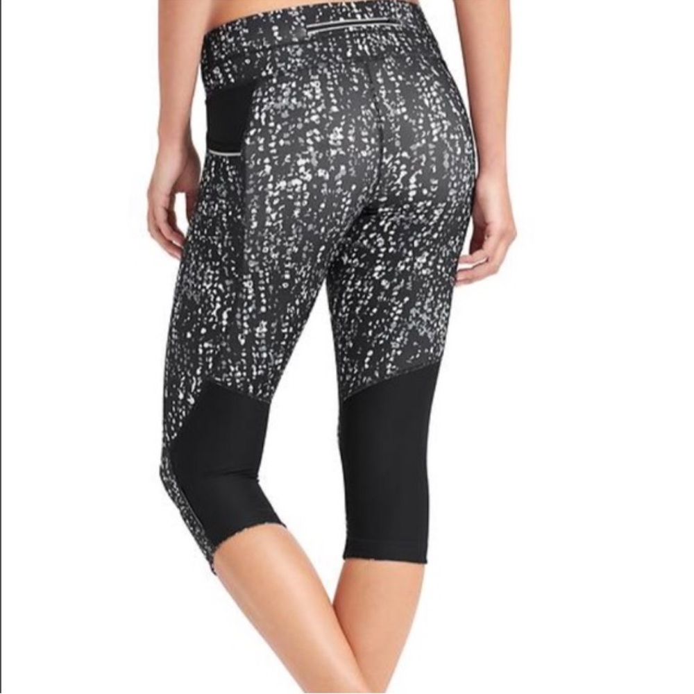 Pristine Immaculate Athleta Pebble Be Free Knicker Capri Leggings Size: Small - Picture 2 of 7